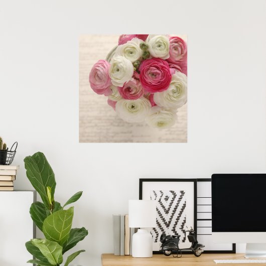 roze en witte ranunculus op het poster van het man (Thuiskantoor)