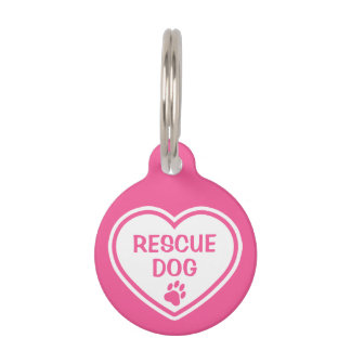 Roze en witte reddingshondhart met aangepaste info huisdierpenning