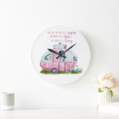 Roze en Witte Retro  Camper met Citaat Grote Klok (Huis)