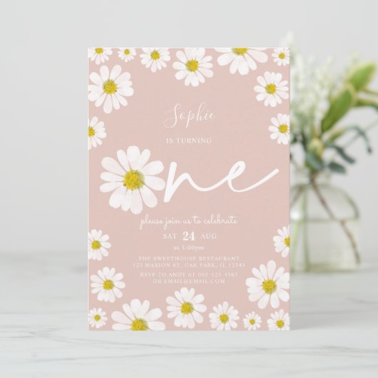 Roze en witte Retro Daisy First Birthday Kaart (Staand voorkant)