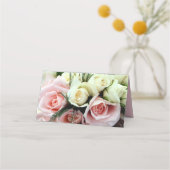 Roze en witte rozen bruiloft gevouwen plaats kaart plaatskaartje (Achterkant)