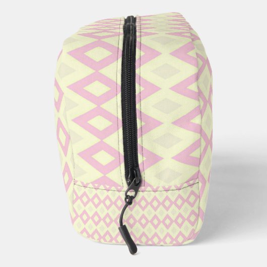 Roze en witte ruitvormen op toilettasje (Rechts)