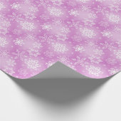 Roze en witte sneeuwvlokken cadeaupapier (Hoek)