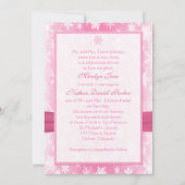 Roze en Witte Sneeuwvlokken Huwelijksuitnodiging Kaart (Achterkant)