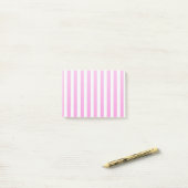 Roze en witte snoepjes strepen post-it® notes (Op bureau)