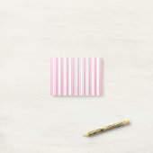 Roze en witte snoepjes strepen post-it® notes (Op bureau)