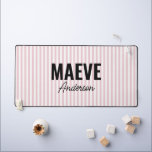 Roze en witte streep gepersonaliseerde moderne ele bureaumat<br><div class="desc">Moderne minimale typografie meisjesroze en witte streep elegante eenvoudige unieke gepersonaliseerde ontwerp van de kado mat.</div>