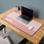 Roze en witte streep gepersonaliseerde moderne ele bureaumat<br><div class="desc">Moderne minimale typografie meisjesroze en witte streep elegante eenvoudige unieke gepersonaliseerde ontwerp van de kado mat.</div>