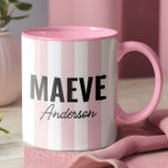 Roze en witte streep gepersonaliseerde moderne ele mok<br><div class="desc">Moderne minimal typografie meisjesroze en witte streep elegant eenvoudig uniek gepersonaliseerd cadeau mok ontwerp.</div>