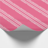 Roze en witte strepen gefeliciteerd cadeaupapier (Hoek)