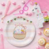 Roze en witte strepen paasbundel in mandje papieren bordje (Feest)