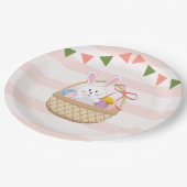 Roze en witte strepen paasbundel in mandje papieren bordje (Gekanteld)