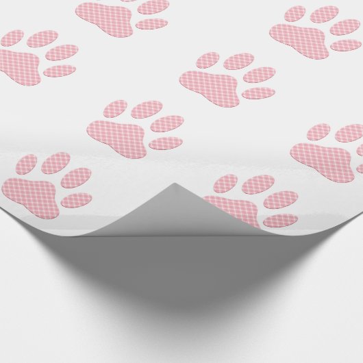 Roze en witte Tartan Dog Paw Print Cadeaupapier (Hoek)