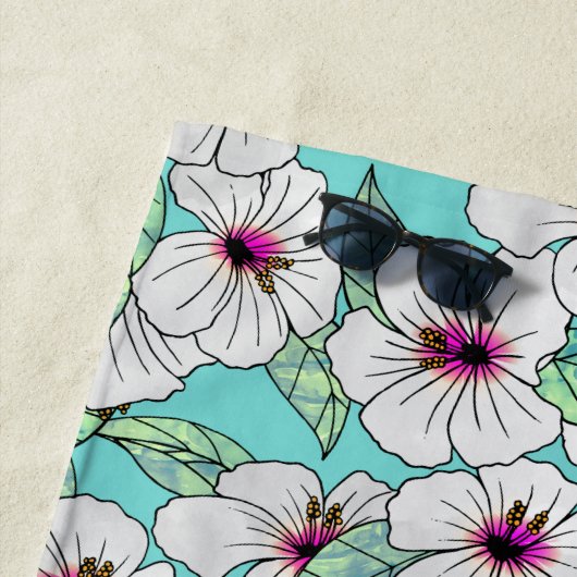 Roze en witte Tropische Hibiscus Floral Patroon Strandlaken (In situ)