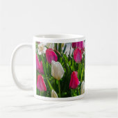 Roze en witte tulpen Painterly Coffee Mok (Links)