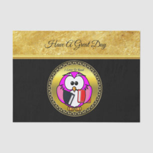 Roze en witte uil die schoolboeken houdt om te lez tissuepapier