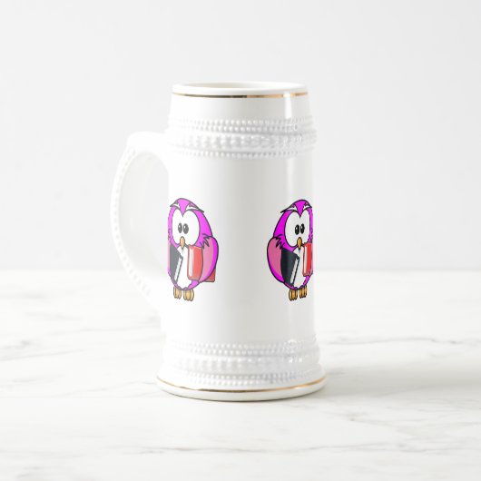 Roze en witte uil die sommige schoolboeken bijhoud bierpul (Voorkant links)