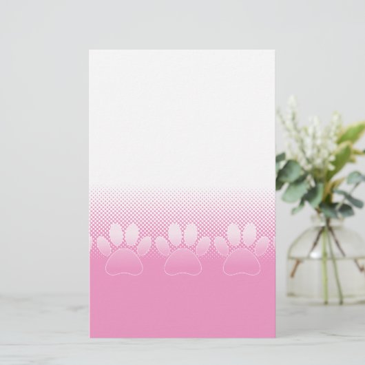 Roze en witte vlekken met achtergrond van krantenp briefpapier (Staand voorkant)