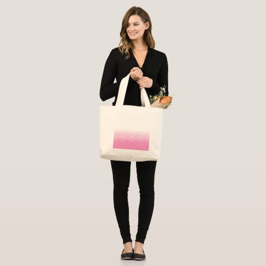 Roze en witte vlekken met achtergrond van krantenp grote tote bag (Voorkant (model))