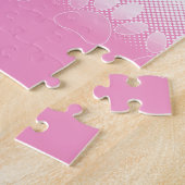 Roze en witte vlekken met achtergrond van krantenp legpuzzel (Zijkant)