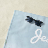 Roze en witte vlekvormig door de pool strandlaken (In situ)