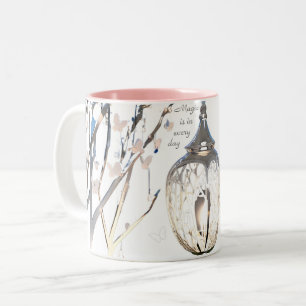 Roze en witte vlinder en metalen lantaarn tweekleurige koffiemok