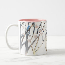 Roze en witte vlinder en metalen lantaarn tweekleurige koffiemok