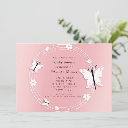 Roze en witte vlinders en bloemen uitnodigingen (Staand voorkant)