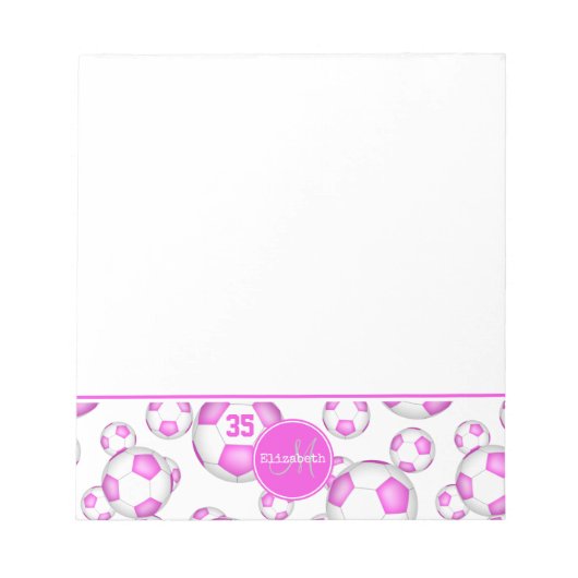 Roze en witte voetballen op maat notitieblok (Voorkant)