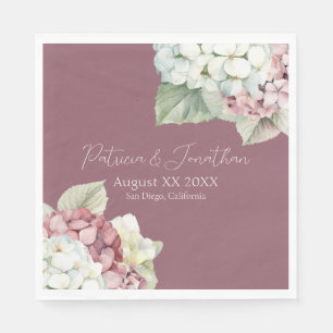 Roze en witte waterverf hortensia bloemen op bloze servet