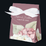 Roze en witte waterverf hydrangeabloemen op roze bedankdoosjes<br><div class="desc">Deze romantische huwelijkscadeaudoos heeft een bloemig waterverfdesign met roze en witte hydrangea's op een roze achtergrond. Delicate boeketten hydrangeabloemen zijn rond de onderste rand afgebeeld.</div>