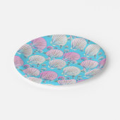 Roze en witte zeeschelpen op turquoise papieren bordje (Gekanteld)
