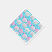 Roze en witte zeeschelpen op turquoise servet (Hoek)