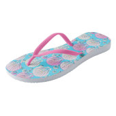Roze en witte zeeschelpen op turquoise teenslippers (Schuin)
