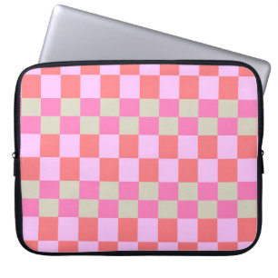 Roze en zandbeige retro dambordpatroon laptop sleeve