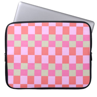 Roze en zandbeige retro dambordpatroon laptop sleeve
