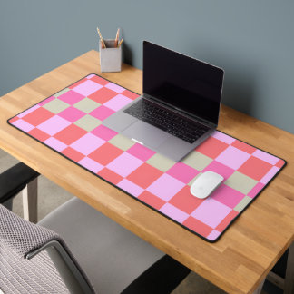 Roze en zandbeige retro schaakbordpatroon bureaumat