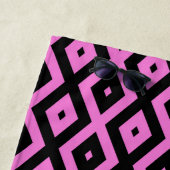 Roze en zwart diamantpatroon strandlaken (In situ)