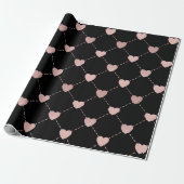 Roze en zwart hartpatroon cadeaupapier (Uitgerold)