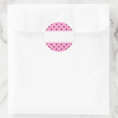 Roze en zwart Polka Dot Patroon. Ronde Sticker (Tas)
