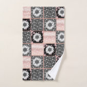 Roze en Zwarte Bloemen Patchwork Patroon Bad Handdoek (Handdoek)