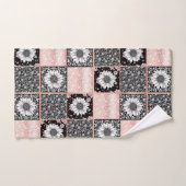 Roze en Zwarte Bloemen Patchwork Patroon Bad Handdoek (Handdoek)