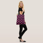 Roze en Zwarte Bloemen Tote Bag (Op model)