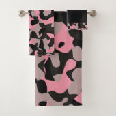 Roze en zwarte Camo Bad Handdoek (Insitu)