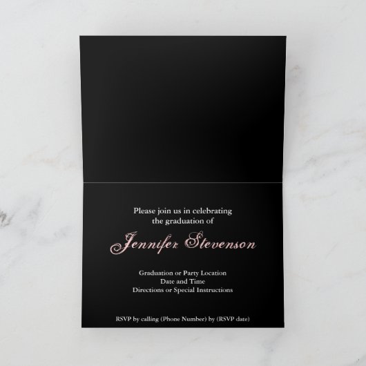 Roze en zwarte Damask Chic Afstuderen Aankondiging (Binnen)