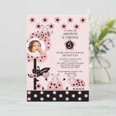 Roze en zwarte FOTO Ladybug Birthday-uitnodiging Kaart (Staand voorkant)