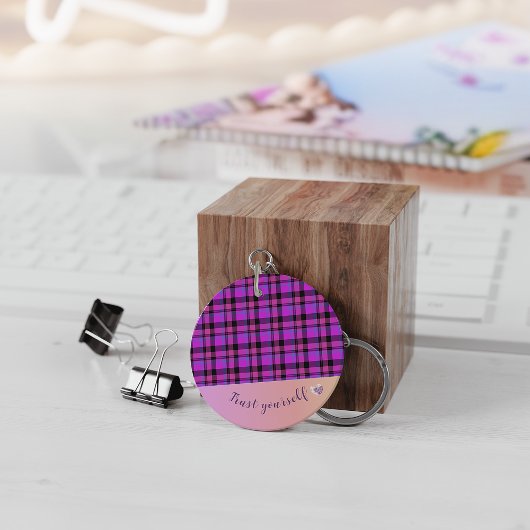 Roze en zwarte geruite sleutelhanger