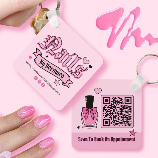 Roze en Zwarte Gotische Letters Qr Code Nagel Tech Sleutelhanger