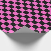 Roze en zwarte ingecheckte markeringspatroon cadeaupapier (Hoek)