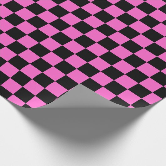 Roze en zwarte ingecheckte markeringspatroon cadeaupapier (Hoek)
